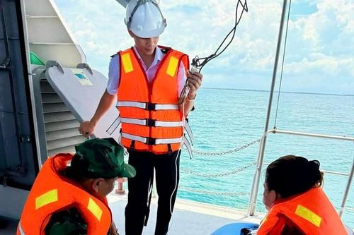 Cứu hộ thuyền trưởng bị suy hô hấp ở vùng biển xa bờ