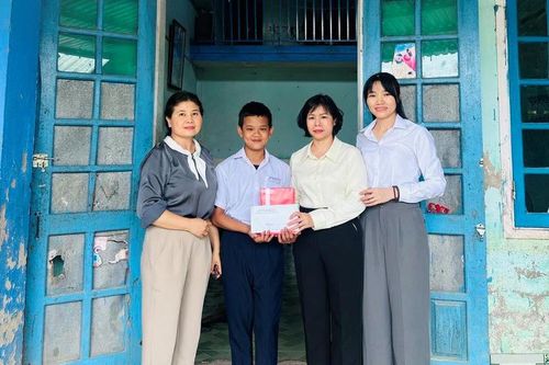 Lãnh đạo xã Hòa Vang trao kinh phí hỗ trợ cho 3 em học sinh mồ côi có hoàn cảnh đặc biệt khó khăn