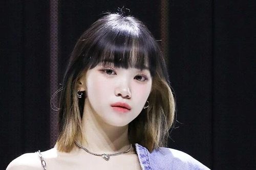 Kim Chaewon của LE SSERAFIM bị chấn thương cổ