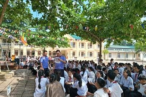 VKSND Khu vực 5 - Hà Tĩnh tuyên truyền Nghị quyết 205 của Quốc hội cho học sinh