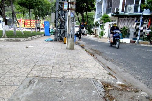 Hố ga bị sập nắp đậy trên vỉa hè đường Trần Tế Xương - phường Nam Nha Trang đã được khắc phục