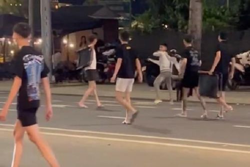 Bắt 'nóng' nhóm thanh thiếu niên 'hỗn chiến' trên đường tại Đồng Nai