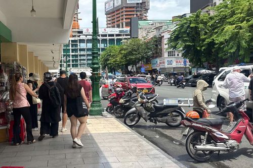 TP Hồ Chí Minh: Người đi bộ 'mất lối' vì tình trạng lấn chiếm vỉa hè