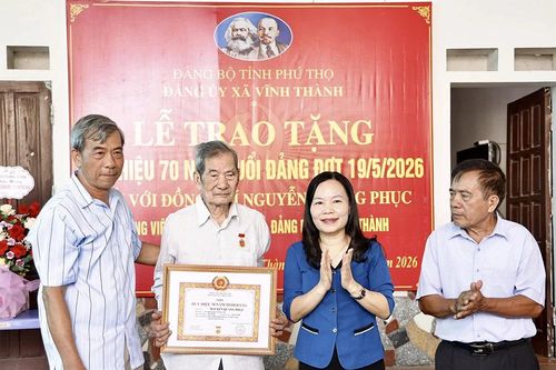 Trao Huy hiệu 70 năm tuổi Đảng cho đảng viên lão thành cách mạng