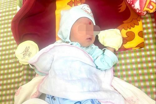 Bé trai sơ sinh bị bỏ trước cổng chùa kèm thư nhờ cưu mang