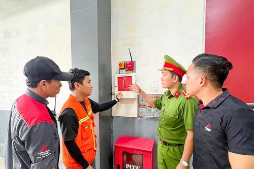 Công an Cà Mau tăng cường hướng dẫn lắp đặt thiết bị truyền tin báo cháy