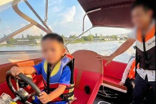 Phạt gần 17 triệu đồng người bố để con 4 tuổi lái ca nô, quay clip đăng mạng