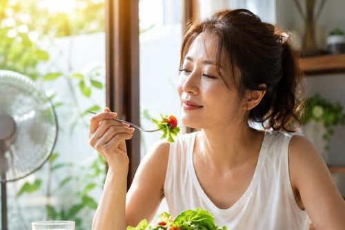 Nắng nóng kéo dài: 4 cách ăn uống giúp cơ thể dễ chịu hơn