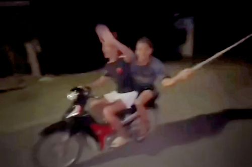 Nhóm thanh niên không mũ bảo hiểm, 'múa' dao trên đường rồi quay clip câu view