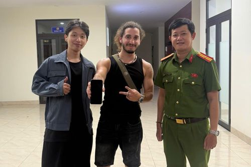 Du khách nước ngoài cảm ơn sự giúp đỡ của lực lượng Công an Đà Nẵng và người dân địa phương