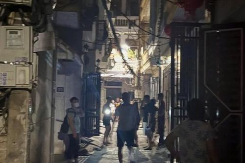 Hà Nội mất điện giữa 'chảo lửa' đầu hè: Bi hài cảnh đi tránh nóng trong đêm