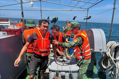 Cứu nạn thành công 11 thuyền viên trên biển Bạch Long Vĩ
