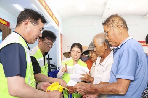 Trao 240 suất quà cho người cao tuổi và hộ nghèo, cận nghèo phường Đông Ninh Hòa