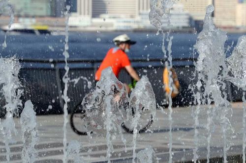 Hong Kong (Trung Quốc) cảnh báo nguy cơ nắng nóng kỷ lục