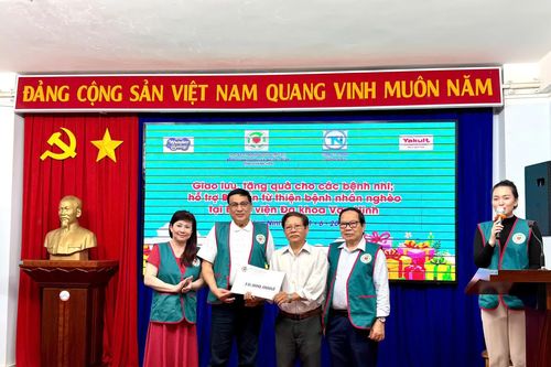 Tặng quà cho 150 bệnh nhi đang điều trị tại các bệnh viện trong tỉnh