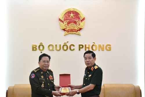 Thượng tướng Nguyễn Văn Gấu tiếp Phó tổng thư ký Bộ Quốc phòng Campuchia