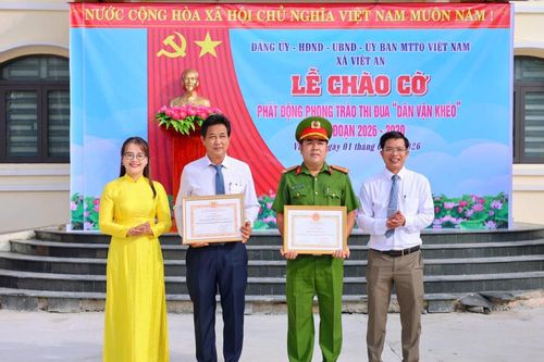 Khen thưởng đột xuất cho Công an xã Việt An