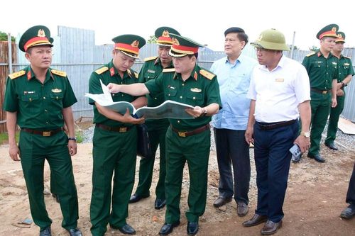 Quân khu 5 kiểm tra tiến độ xây nhà sinh hoạt cộng đồng ở Đắk Lắk