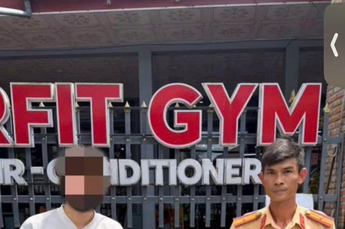 Buông cả hai tay khi điều khiển xe mô tô ở Đà Nẵng, quái xế người nước ngoài bị xử lý, tịch thu phương tiện