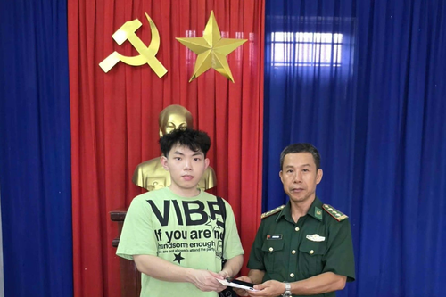 Bộ đội Biên phòng Đà Nẵng trao trả tài sản cho người nước ngoài