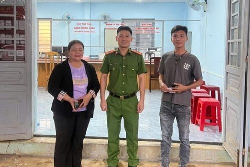 Công an Lâm Đồng giúp hai người dân nhận lại hơn nửa tỷ đồng chuyển khoản nhầm