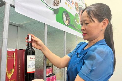 Rượu nho rừng lên bàn tiệc