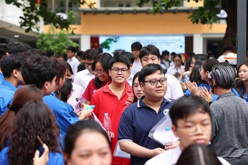 12 thí sinh bị đình chỉ tại buổi thi Ngữ văn