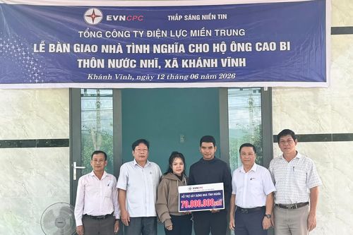 Bàn giao nhà tình nghĩa cho gia đình có hoàn cảnh khó khăn ở xã Khánh Vĩnh