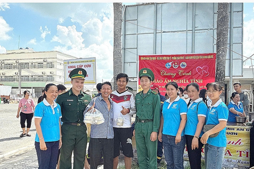Bộ đội Biên phòng An Giang trao tặng 'Cháo ấm nghĩa tình'