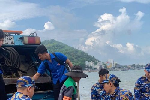 Trung đoàn 251 Vùng 2 Hải quân ra quân dọn dẹp vệ sinh môi trường