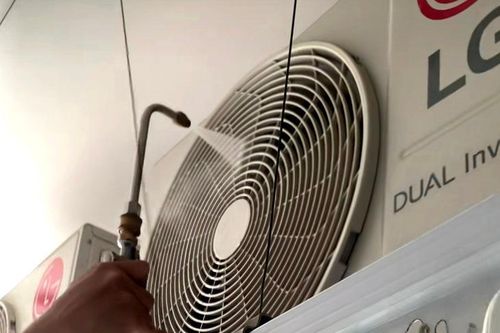 Vệ sinh điều hòa mùa cao điểm, thợ làm không xuể, khách 'mòn mỏi' chờ lịch