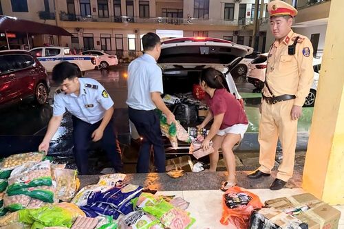 Thu giữ hơn 400kg xúc xích, thịt viên, há cảo không rõ nguồn gốc