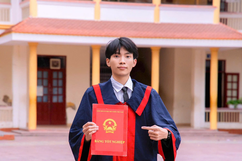 Hành trình trở thành thủ khoa của cậu bé mồ côi