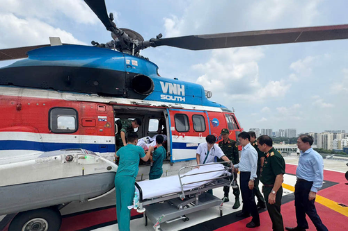 Trực thăng bay cấp cứu đưa bệnh nhân từ Nhà giàn DK1 về đất liền điều trị