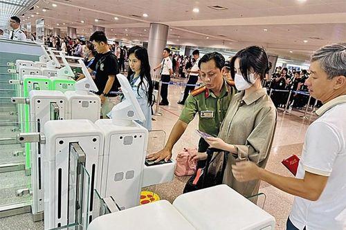 Sắp đi nước ngoài, cách kiểm tra mình có thuộc diện tạm hoãn xuất cảnh hay không?
