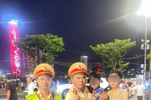 Cảnh sát giao thông Đà Nẵng kịp thời hỗ trợ cháu bé đi lạc trong đêm pháo hoa