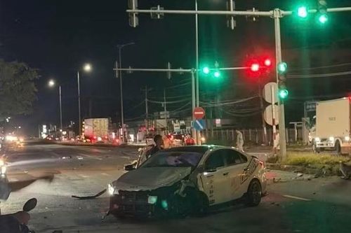 Ô tô va chạm xe máy dừng đèn đỏ, hai người tử vong