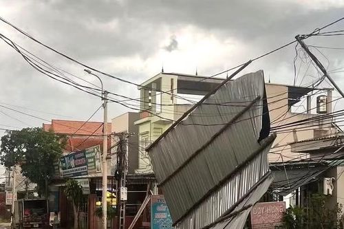 Mưa giông, gió mạnh làm tốc mái nhà dân, thổi bay biển quảng cáo ở Phú Thọ