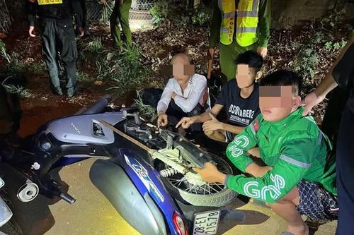 Thiếu niên 17 tuổi lái xe trong tình trạng phê ma túy, mang theo kiếm trên Quốc lộ 6