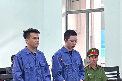 'Ách giữa đàng quàng vào cổ'