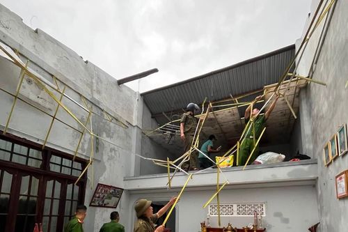 Lực lượng Công an giúp người dân khắc phục hậu quả do gió lốc gây ra