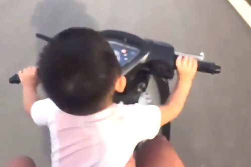 Xử lý anh trai 17 tuổi để em 2 tuổi lái xe máy