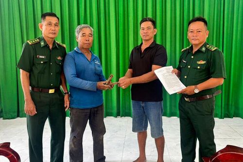 Biên phòng Lình Huỳnh hỗ trợ tìm người đánh rơi ví tiền