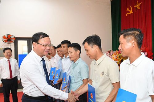 Công bố nghị quyết, quyết định sắp xếp, tổ chức lại thôn, tổ dân phố tại các địa phương