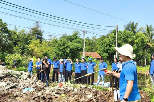Bạn trẻ Đắk Lắk biến chất thải thành phân bón hữu cơ
