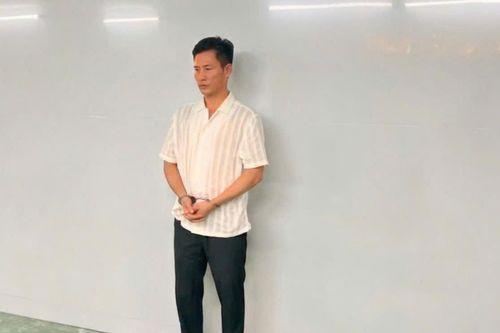 Khởi tố người đàn ông dùng ly thủy tinh đánh nữ nhân viên quán karaoke