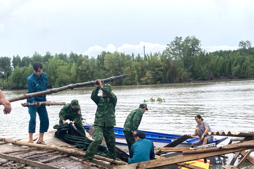 Bộ đội Biên phòng tỉnh Cà Mau: Hỗ trợ người dân bị sạt lở đất làm hư hỏng nhà