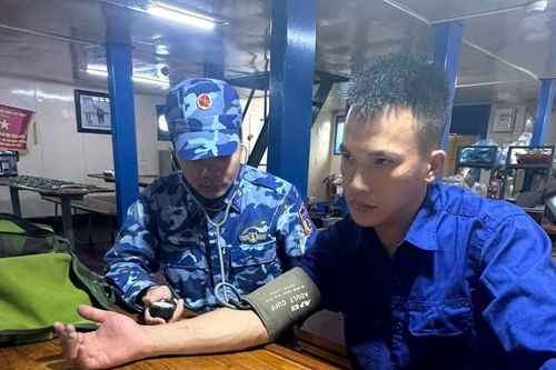 Cảnh sát biển cứu nạn thành công người dân trôi dạt trên biển Thanh Hóa