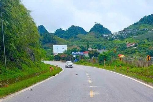 Thí điểm lắp đinh phản quang năng lượng mặt trời trên quốc lộ 6