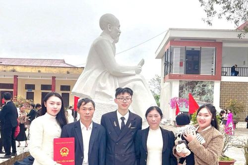 Chàng trai xứ Thanh đạt 38,25 điểm, thủ khoa toàn tỉnh: 'Bố mẹ chính là người truyền cảm hứng lớn nhất'